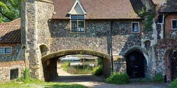 Non-Monetary Property Transfers: Modern UK Ownership Guide