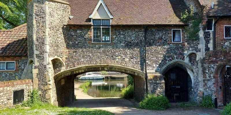Non-Monetary Property Transfers: Modern UK Ownership Guide
